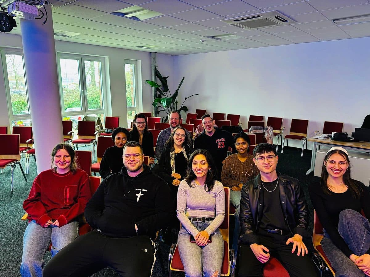 Junge Menschen sitzen und lachen